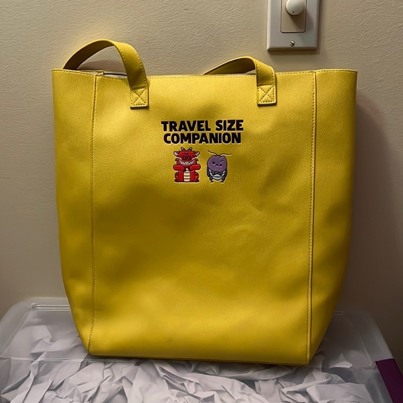 Disney Beach Tote Mushu and Crickey - Picture 1 of 5